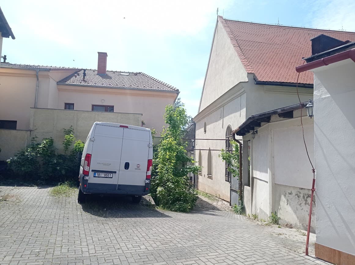 Ulička z náměstí k synagoze